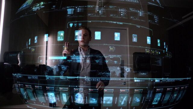 File:Leo-Fitz-opens-Toolbox.jpg