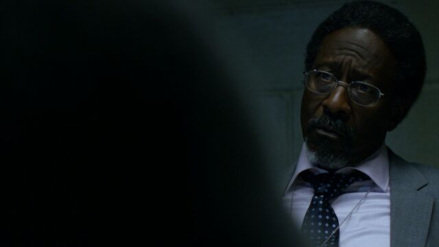 File:OscarClemons-questions-Jones-S1E2.jpg
