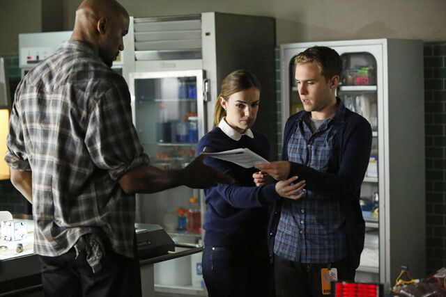 File:Episode 2.02 - Heavy is the Head (8) 595 slogo.jpg