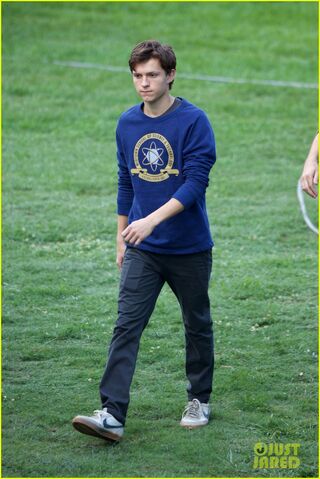 File:Tom-holland-wears-school-sweatshirt-on-spider-man-homecoming-set-16.jpg
