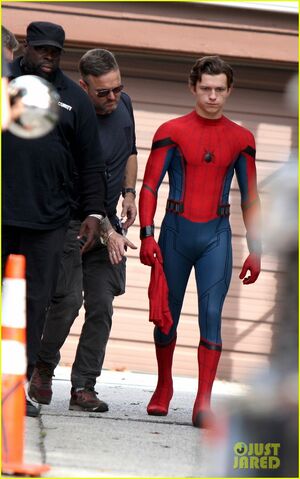 File:Tom-holland-looks-buff-while-filming-spider-man-in-nyc-09.jpg
