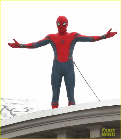 File:Tom-holland-snaps-a-selfie-while-filming-spide-man-homecoming-04.jpg