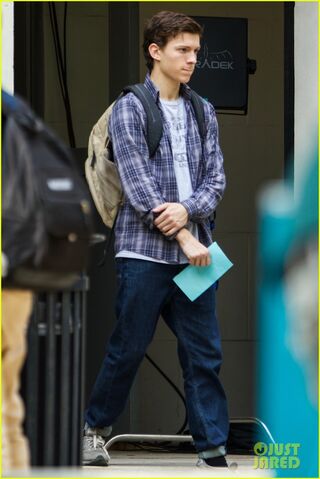 File:Tom-holland-sprints-spider-man-set-atlanta-04.jpg