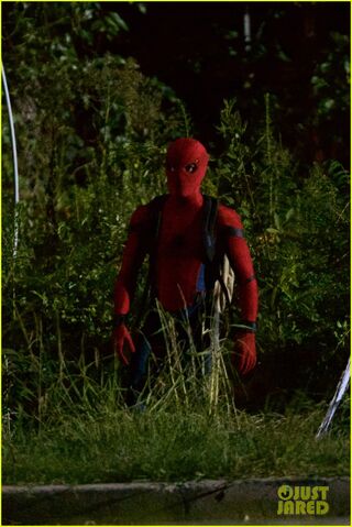 File:Tom-holland-spiderman-night-shoots-stunt-note-02.jpg