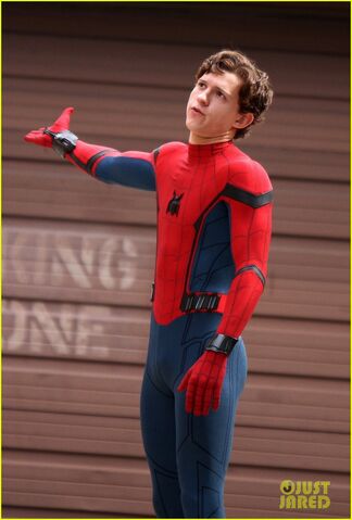 File:Tom-holland-looks-buff-while-filming-spider-man-in-nyc-11.jpg