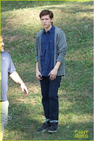 File:Tom-holland-sprints-spider-man-set-atlanta-03.jpg