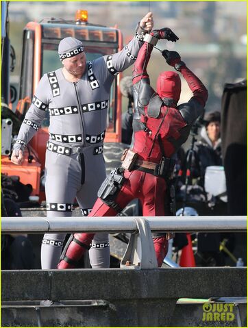 File:Ryan-reynolds-meets-mayor-at-deadpool-set-15.jpg
