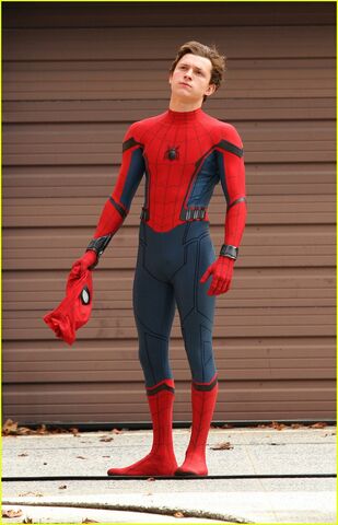 File:Tom-holland-challenges-christ-pratt-to-a-dance-off-07.jpg