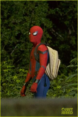 File:Tom-holland-spiderman-night-shoots-stunt-note-04.jpg