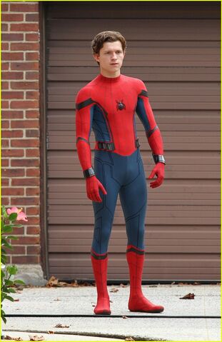 File:Tom-holland-challenges-christ-pratt-to-a-dance-off-05.jpg