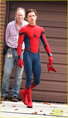 File:Tom-holland-looks-buff-while-filming-spider-man-in-nyc-02.jpg