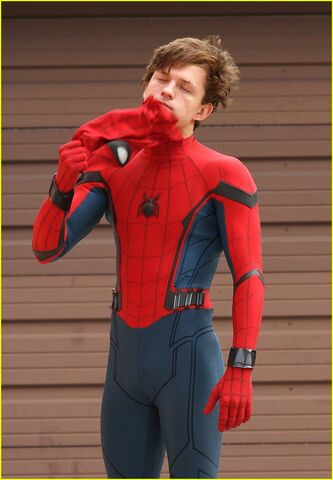File:Tom-holland-challenges-christ-pratt-to-a-dance-off-04.jpg