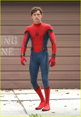File:Tom-holland-challenges-christ-pratt-to-a-dance-off-09.jpg