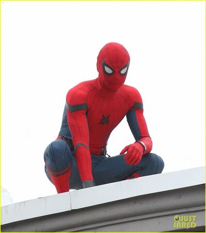 File:Tom-holland-snaps-a-selfie-while-filming-spide-man-homecoming-02.jpg