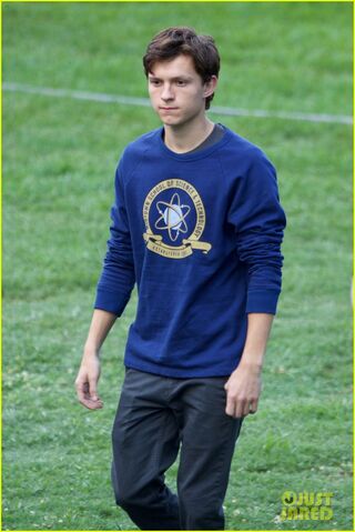 File:Tom-holland-wears-school-sweatshirt-on-spider-man-homecoming-set-02.jpg