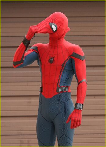 File:Tom-holland-challenges-christ-pratt-to-a-dance-off-06.jpg