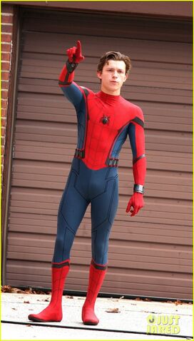 File:Tom-holland-looks-buff-while-filming-spider-man-in-nyc-15.jpg