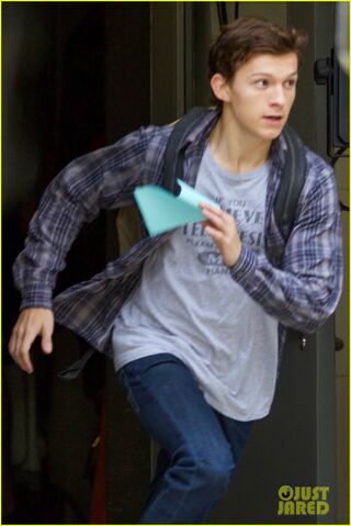 File:Tom-holland-sprints-spider-man-set-atlanta-10.jpg