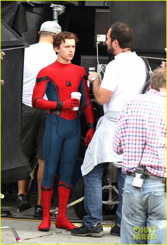 File:Tom-holland-looks-buff-while-filming-spider-man-in-nyc-14.jpg