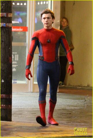 File:Tom-holland-spiderman-queens-hello-kitty-12.jpg
