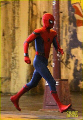 File:Tom-holland-spiderman-queens-hello-kitty-06.jpg