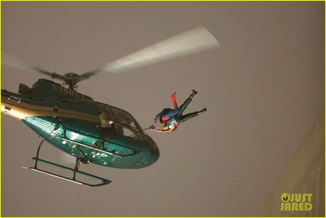 File:Spider-man-stunt-doubles-helicopter-scene-07.jpg