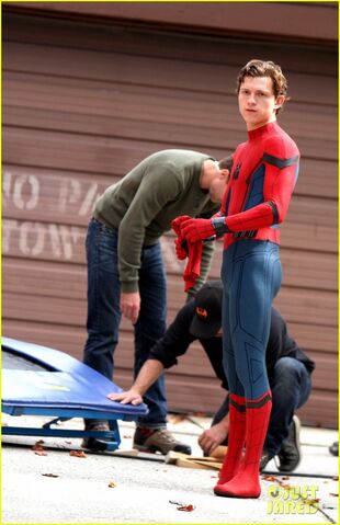 File:Tom-holland-looks-buff-while-filming-spider-man-in-nyc-10.jpg