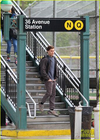 File:Tom-holland-snaps-a-selfie-while-filming-spide-man-homecoming-08.jpg