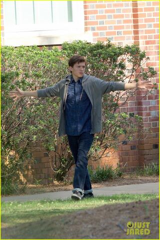 File:Tom-holland-sprints-spider-man-set-atlanta-08.jpg