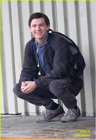 File:Tom-holland-snaps-a-selfie-while-filming-spide-man-homecoming-03.jpg