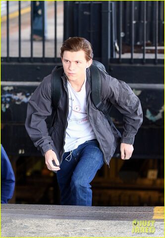 File:Tom-holland-films-spider-man-homecoming-queens-08.jpg