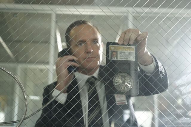 Fichier:AGENTS-OF-S H I E L D -Season-4-Episode-4-Photos-Let-Me-Stand-Next-to-Your-Fire-12.jpg