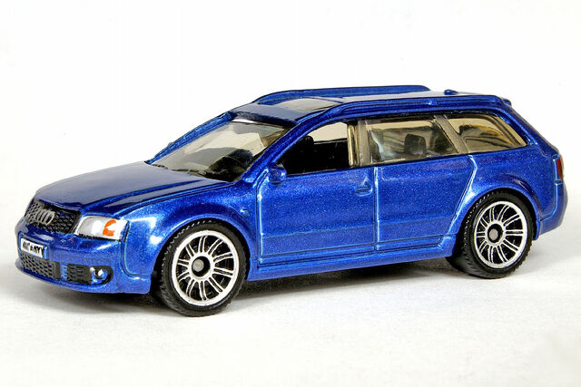 File:Metalflake Blue Audi RS6 Avant - 6704df.jpg