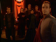 Die Bajoraner stellen sich vor Dukat.jpg