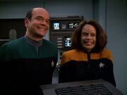 Der Doktor und B'Elanna Torres freuen sich über das Baby.jpg