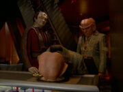 Garak tötet holografischen Quark.jpg