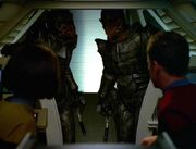 Tom B'Elanna und fremde Wesen.jpg