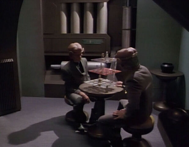 File:Nibor and Krayton crewman play chess.jpg