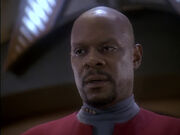 Sisko berichtet vom Ende des Khitomer-Abkommens.jpg