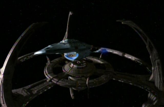 Файл:USS Voyager departing Deep Space 9.jpg