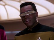 La Forge sammelt Daten.jpg