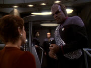 Kira weist Worf an sich an Zeit zu halten