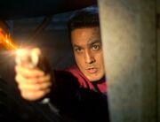 Chakotay feuert unter dem Einfluss der Kooperative auf das Außenteam