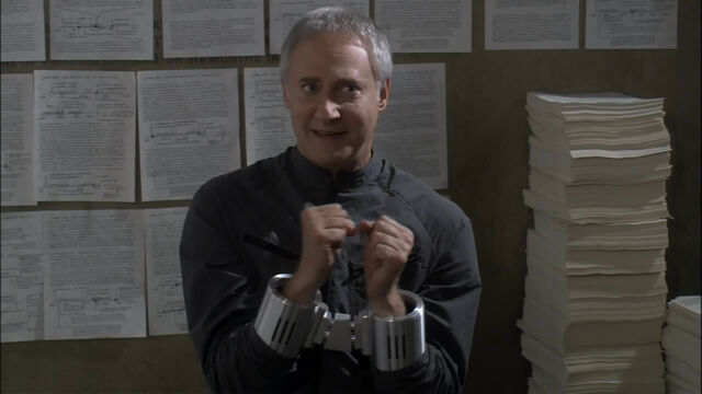 File:Arik Soong in restraints.jpg