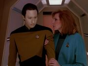 Crusher versucht Data ab zu lenken.jpg