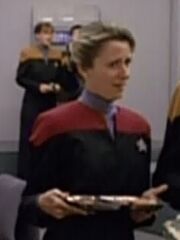 Besatzungsmitglied der USS Voyager mit einem Tablett im Kasino 2372.jpg