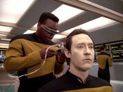 La Forge verbindet Data mit dem Hauptcomputer.jpg