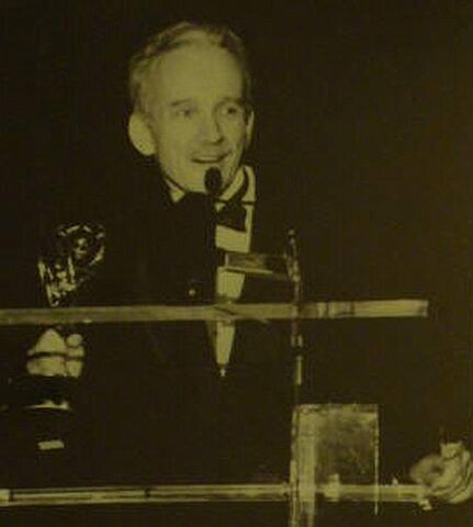 File:William Ware Theiss at his Emmy Award acceptance speech in 1988.jpg