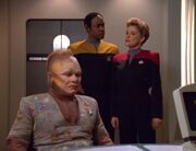 Janeway und Tuvok erzählen Neelix eine Geschichte warum Paris das Schiff verlässt