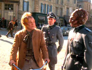 Neelix wird von Soldaten gestoppt.jpg